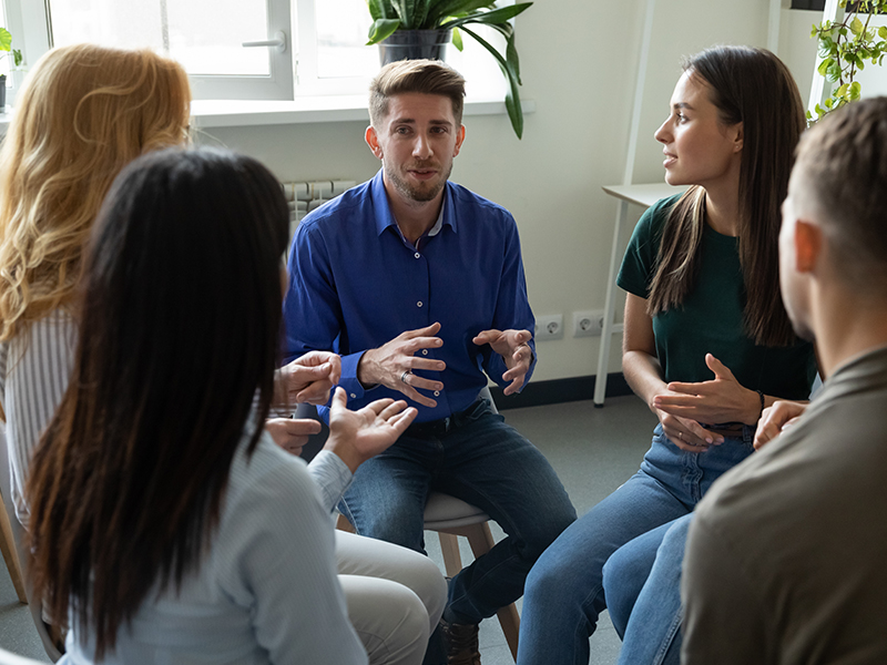 Warsztaty grupowe w ogrodzie ośrodka